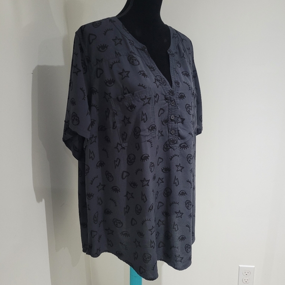 Torrid Women's Harper Georgette Skull Print Blouse Size 3 Gray Whimsigoth Casual - Picture 2 of 11
